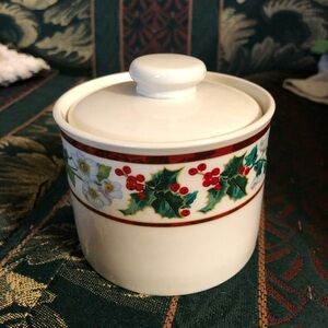 Majesticware Holly Christmas sugar dish with lid